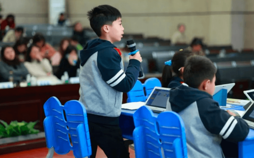 学生使用平板电脑学习
